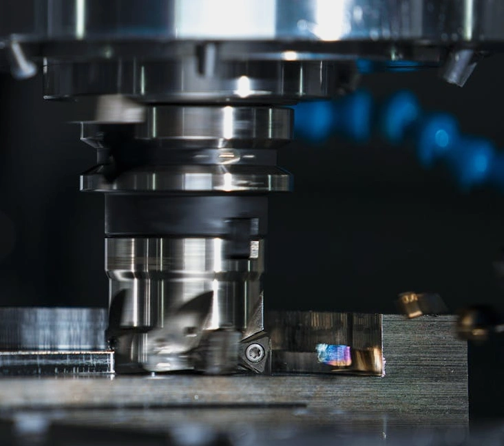 Ingegnere che supervisiona un processo di produzione industriale automatizzato.